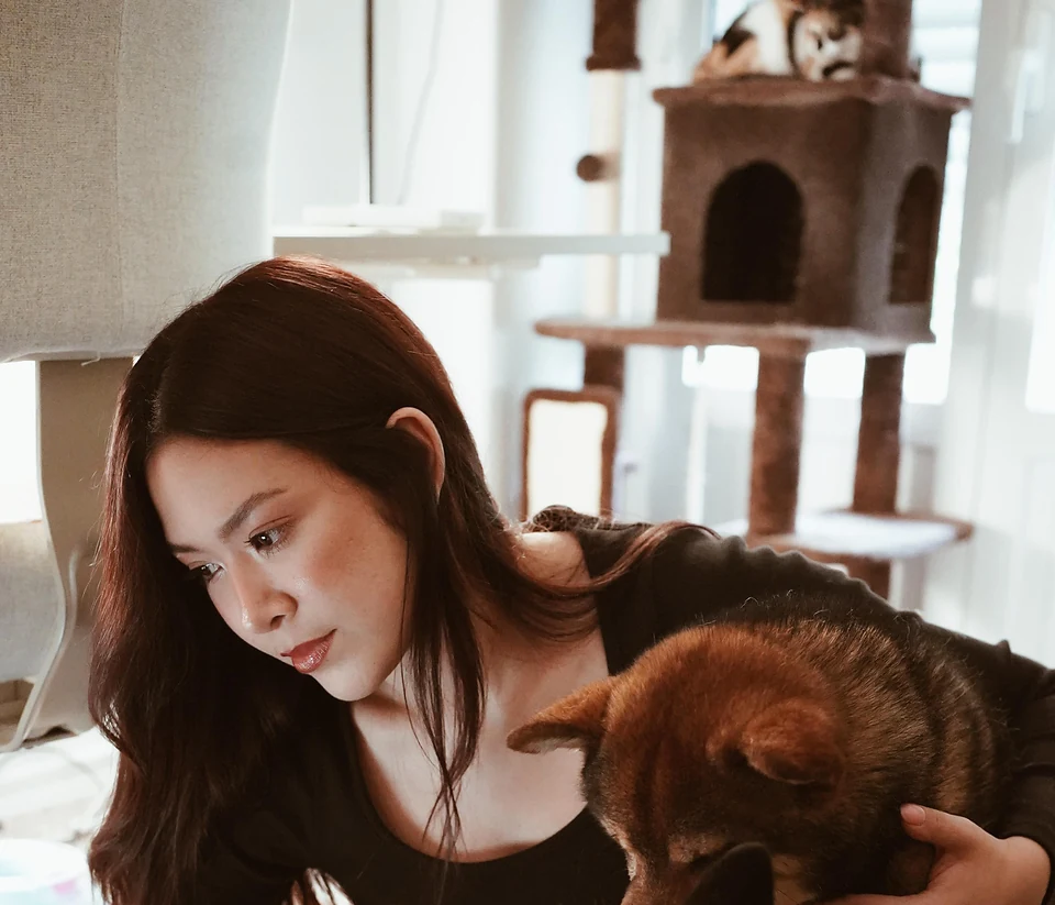 Mariale acompañada por sus perros en casa