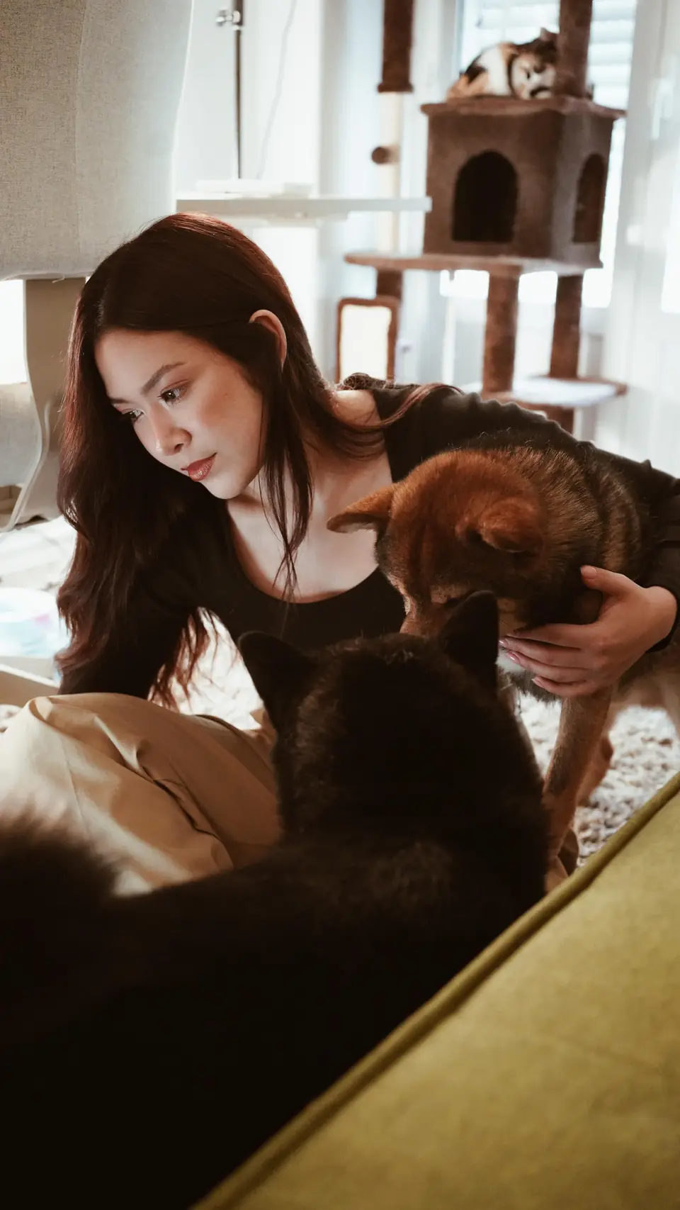 Mariale Sánchez compartiendo un momento tranquilo con sus animales